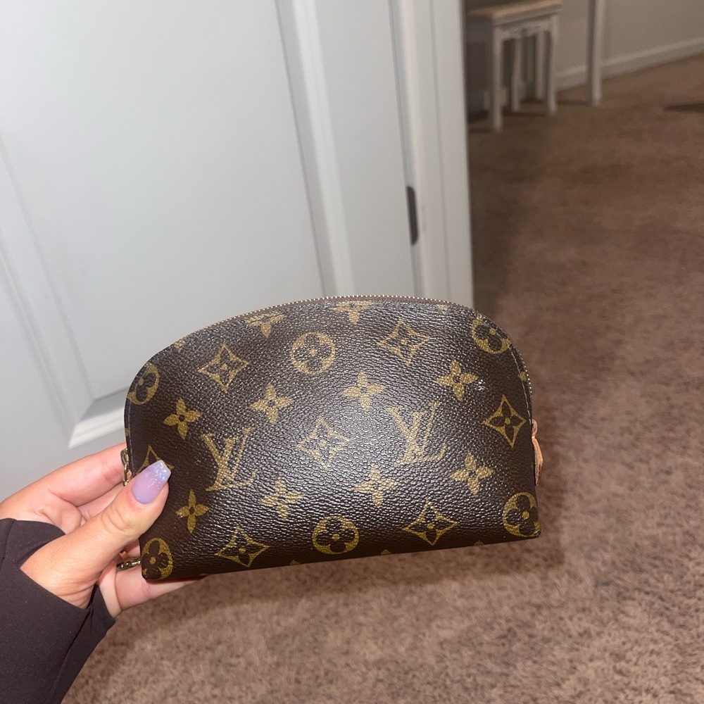 Louis Vuitton make up bag at size p.m.